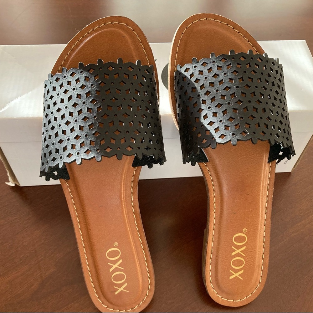 XOXO Women's Black Cutout Slide Sandals